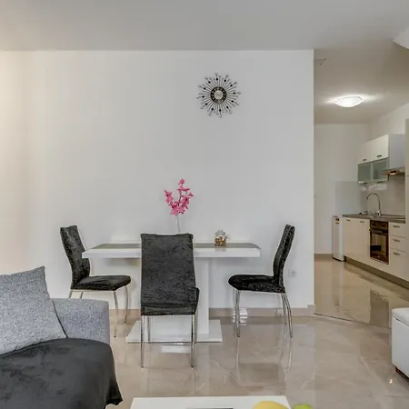 Apartment Andela 2Bdrs & Free Wifi Split Exterior photo